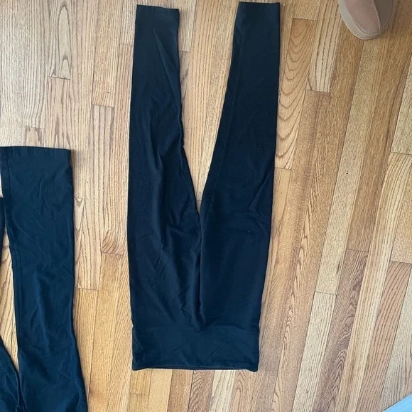 Bundle of 2 Girls Athletic Leggings Aerie and Victoria Secret Size Medium - Picture 4 of 5